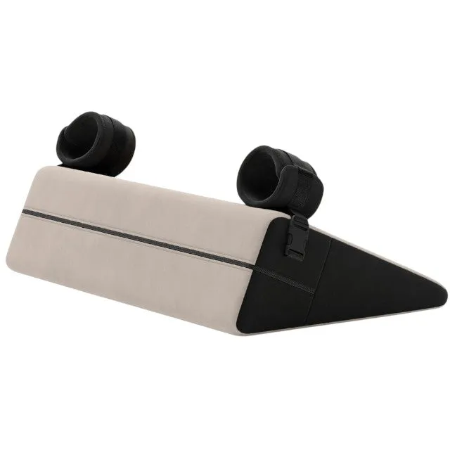 Pernă de sex LIBERATOR Bondage Wedge. mobilier pentru jocuri erotice BDSM. design ergonomic cu cătușe detașabile. culoare crem